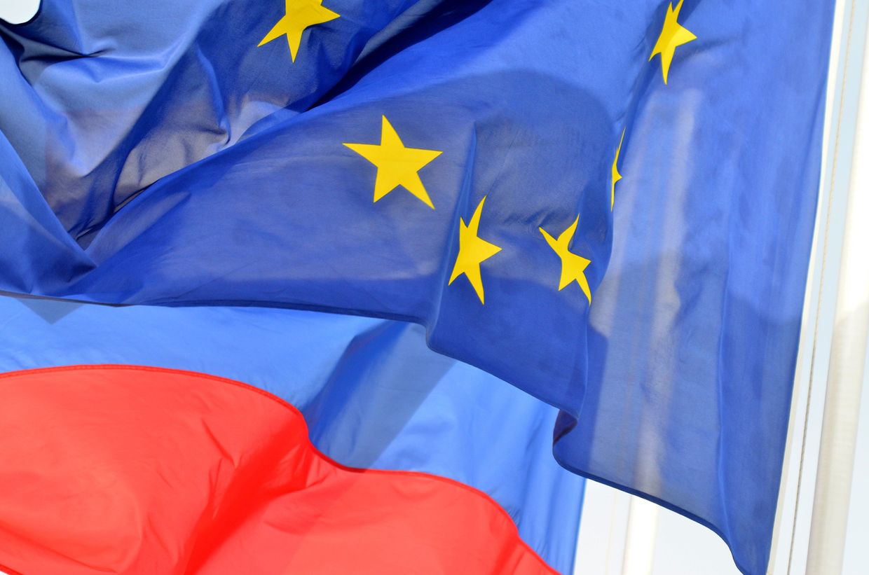 Флаги России, ЕС, Франции и герб Ниццы на набережной Ниццы