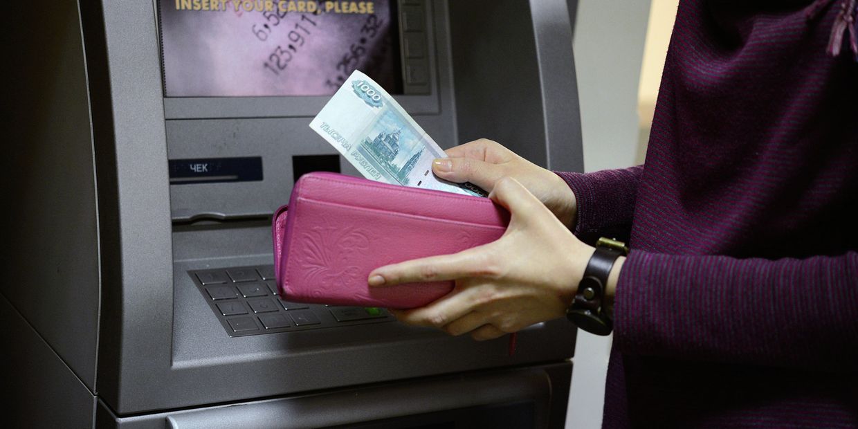 Снятие денег с банковской карты Снятие денег с банковской карты
