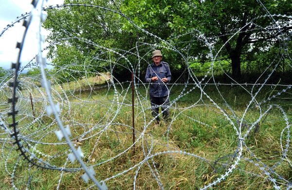 Местный житель возле колючей проволоки на границе Грузии и Южной Осетии