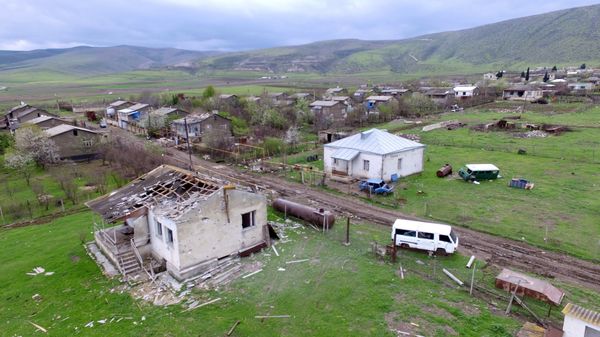 Разрушенный дом в одном из сел Мартакертского района в зоне карабахского конфликта Разрушенный дом в одном из сел Мартакертского района в зоне карабахского конфликта