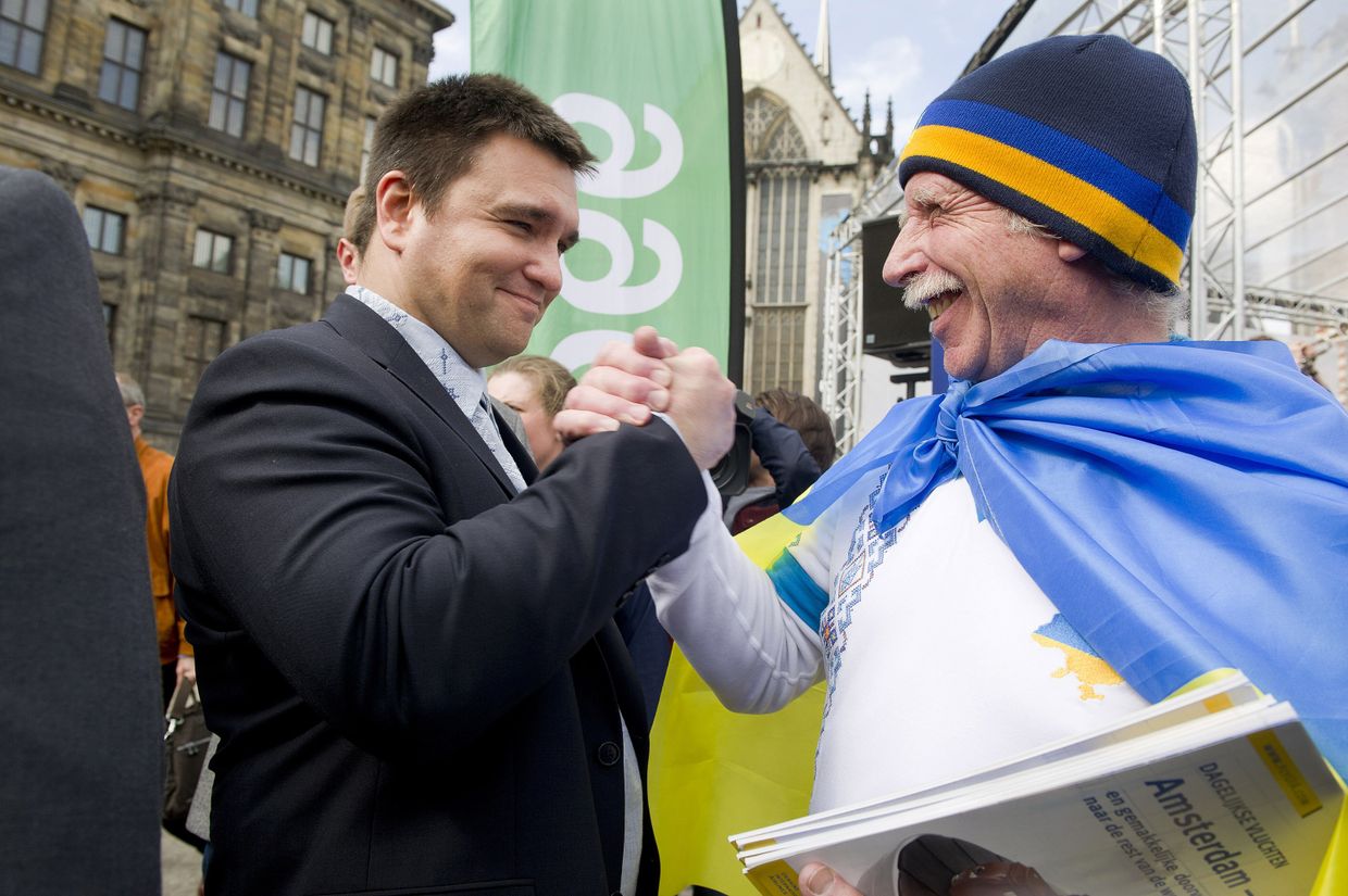 Министр иностранных дел Украины Павел Климкин на демонстрации в поддержку референдума об ассоциации Украины с ЕС на площади Дам в Амстердаме