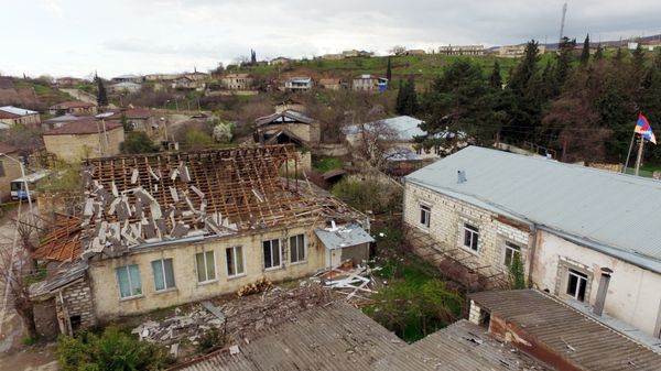 Разрушенный дом в одном из сел Мартакертского района в зоне карабахского конфликта