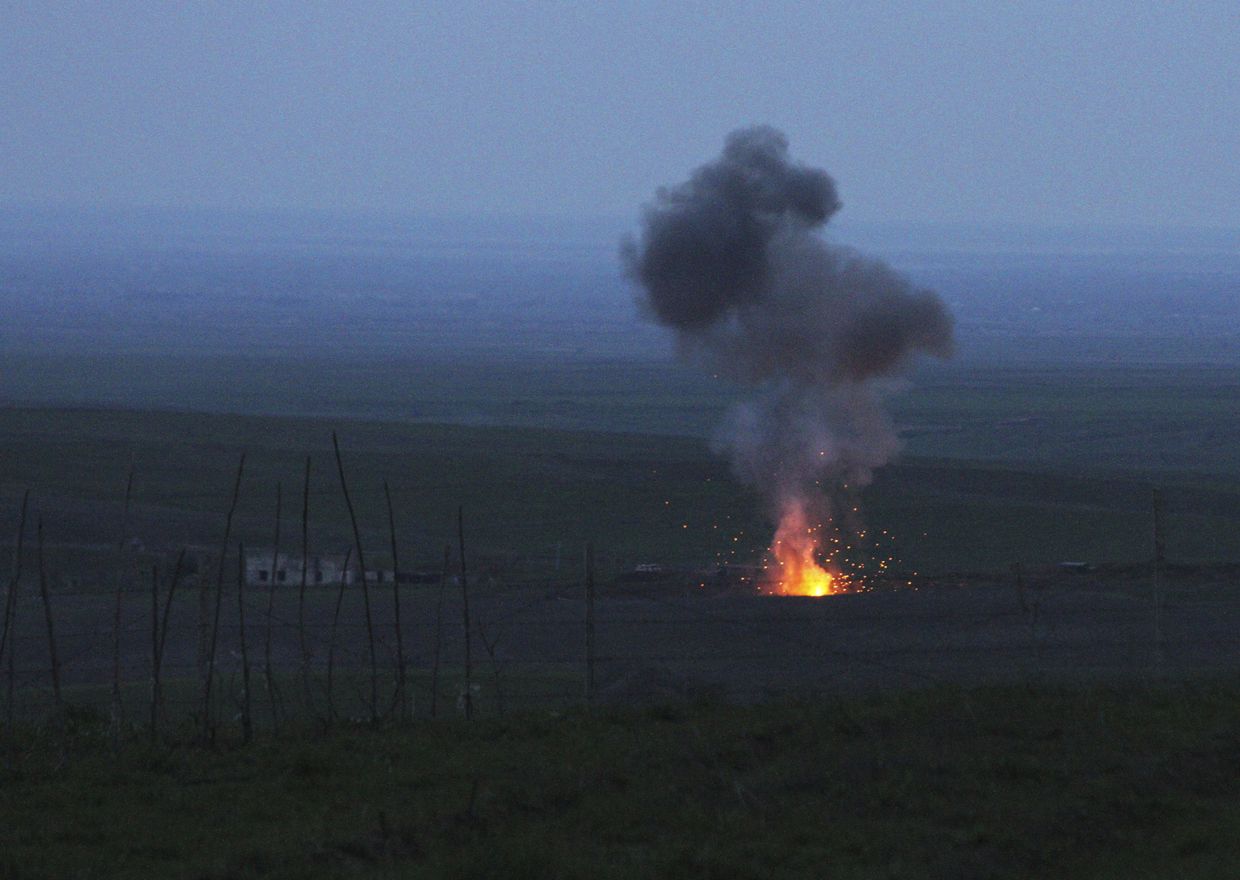 Сбитый силами армии обороны Нагорного Карабаха беспилотник горит в окрестностях города Мардакерт