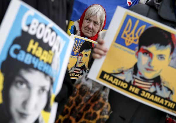 Участники акции протеста перед посольством России в Киеве требуют освобождения пилота Надежды Савченко
