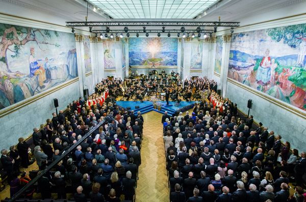 Гала-представление в университете Осло в честь 25-й годовщины восхождения короля Харальда V на престол