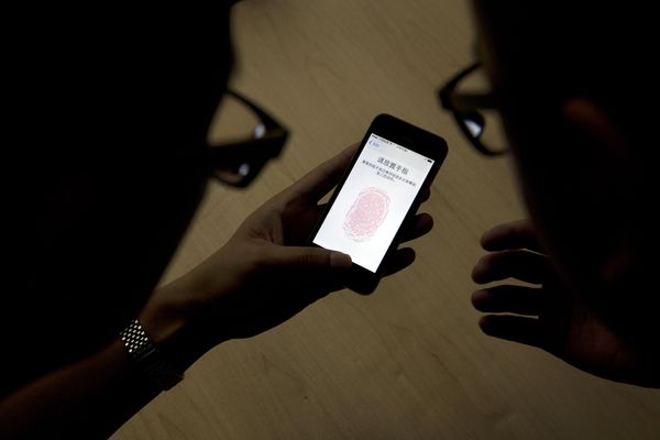 Пользователи iphone 5s в целях безопасности настраивают распознавание отпечатков пальцев на своем смартфоне