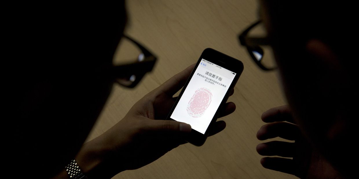 Пользователи iphone 5s в целях безопасности настраивают распознавание отпечатков пальцев на своем смартфоне Пользователи iphone 5s в целях безопасности настраивают распознавание отпечатков пальцев на своем смартфоне