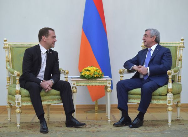 Председатель правительства РФ Дмитрий Медведев и президент Армении Серж Саргсян во время встречи в Ереване