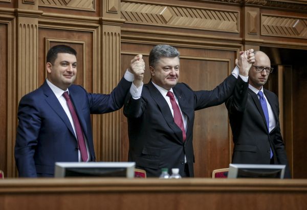 Председатель Верховной рады Украины Владимир Гройсман, премьер-министр Украины Арсений Яценюк и президент Украины Петр Порошенко на первом заседании новоизбранной Верховной рады Украины в Киеве