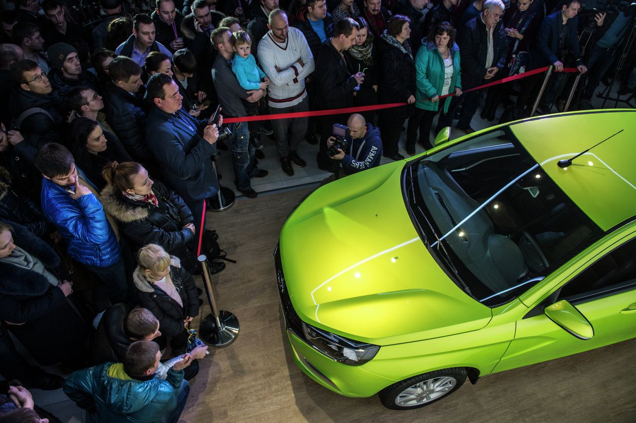 Посетители во время старта продаж автомобиля Lada Vesta в Москве.