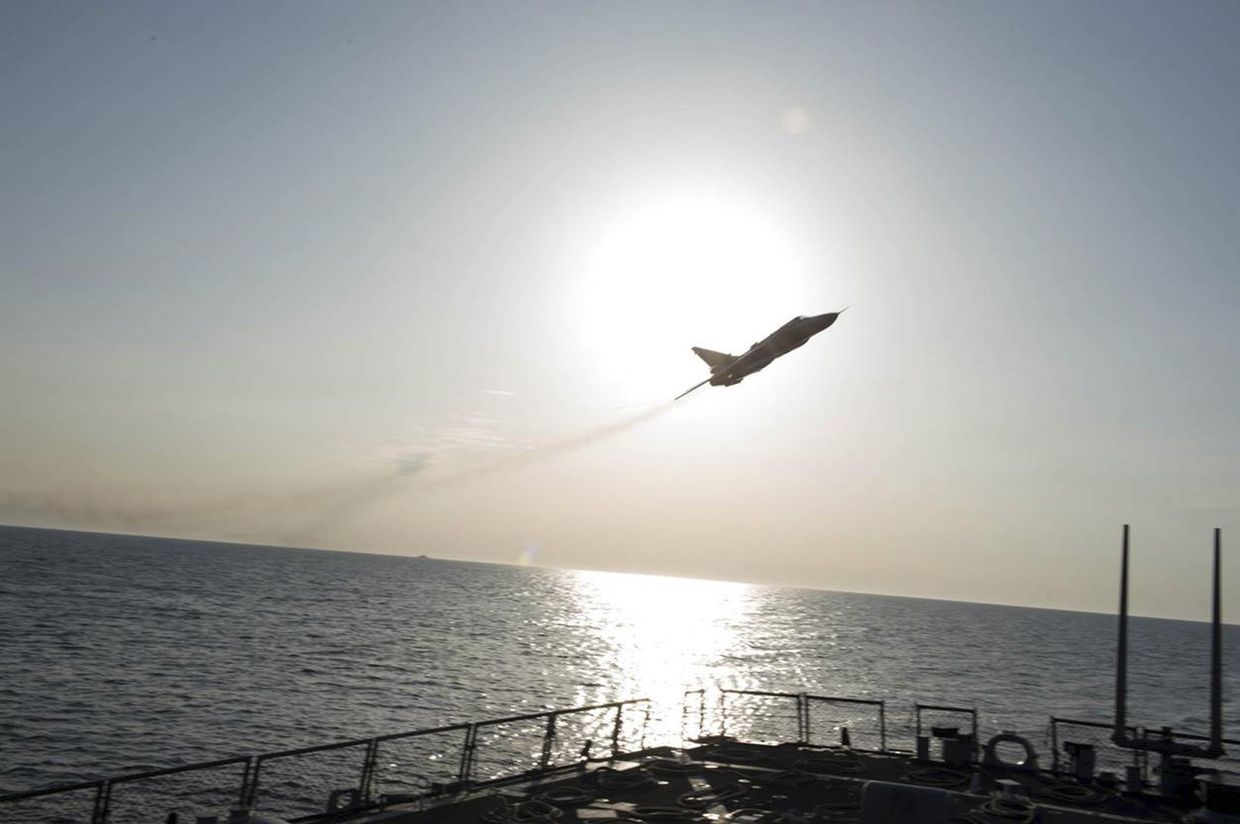 Российский Су-24 над американским эсминцем USS Donald Cook