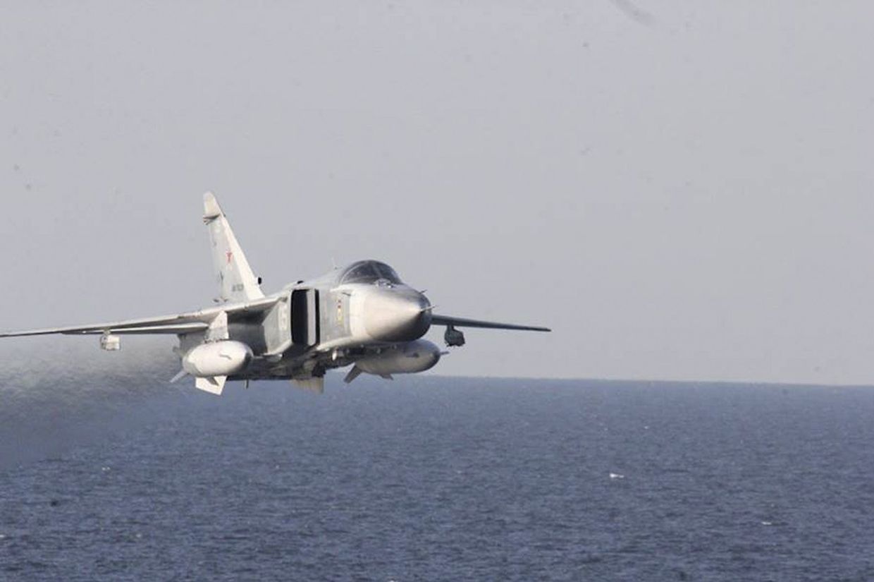 Российский Су-24 над американским эсминцем «Дональд Кук»