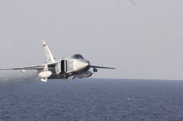 Российский Су-24 над американским эсминцем «Дональд Кук»