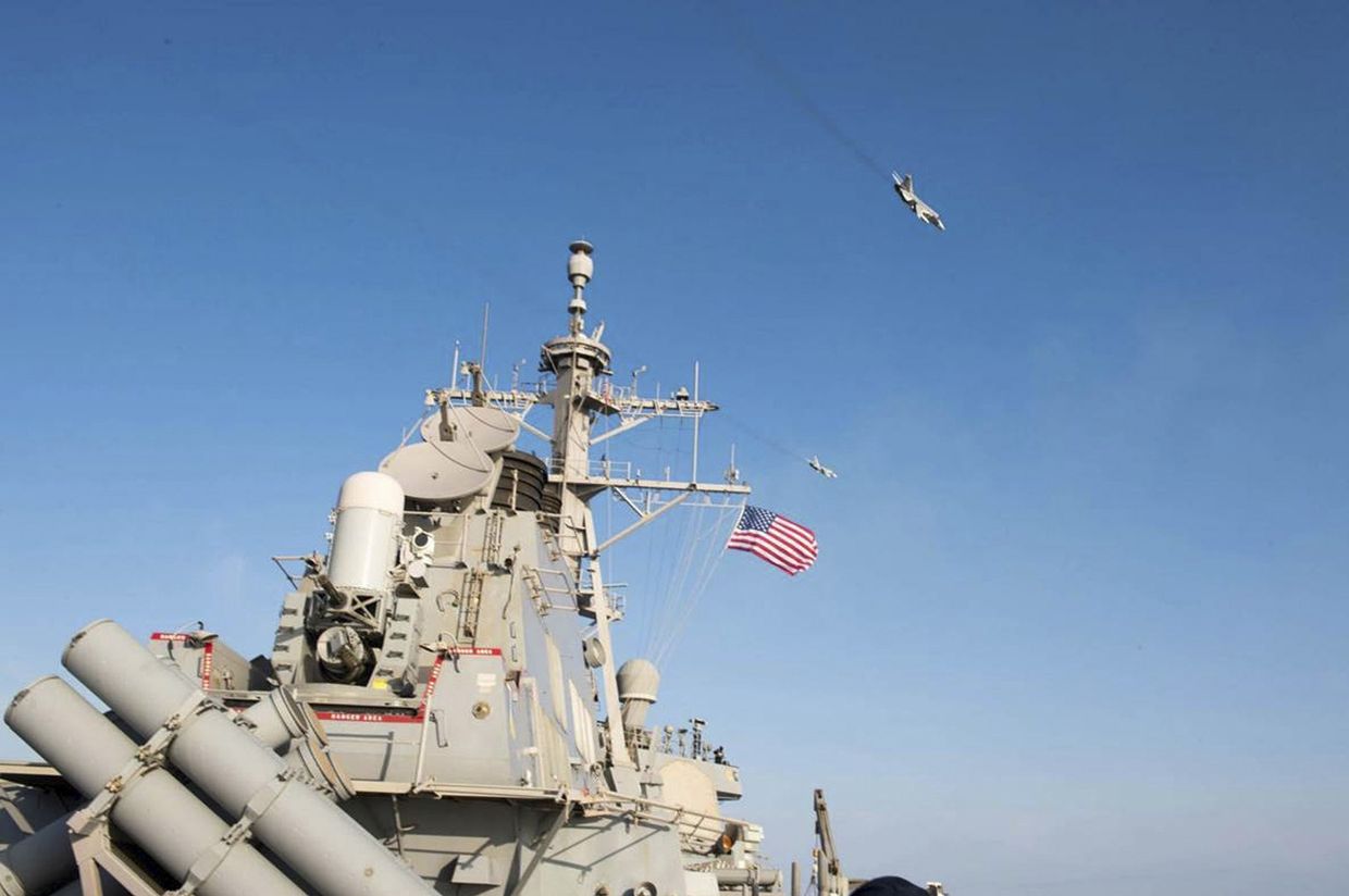 Российский Су-24 над американским эсминцем USS Donald Cook