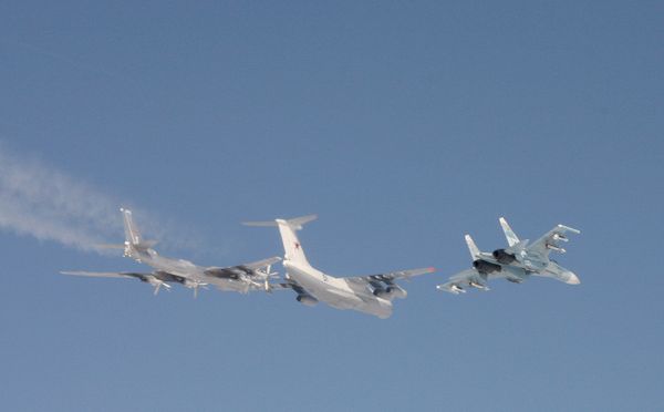 Норвежский летчик ВВС на истребителе F-16 сфотографировал российские самолеты