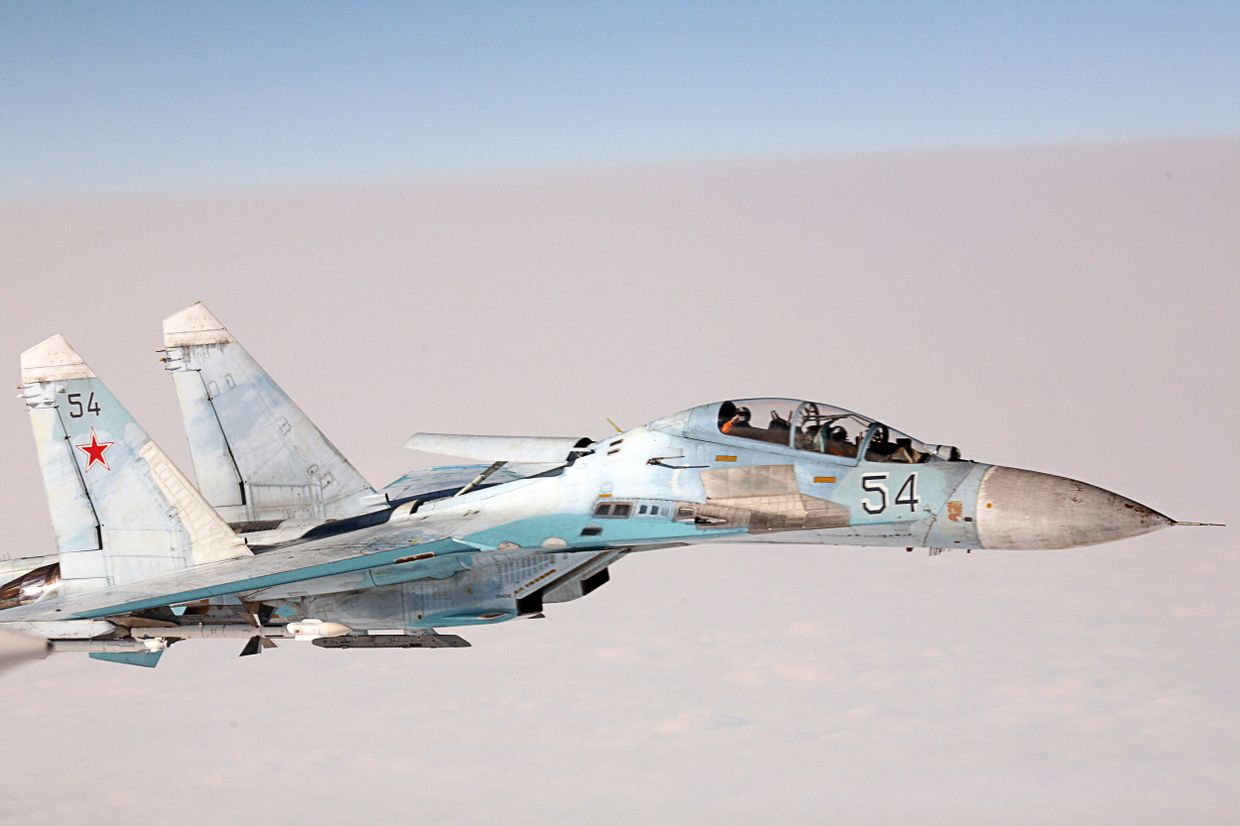 Норвежский летчик ВВС на истребителе F-16 сфотографировал российский самолет Су-27 в сопровождении Ил-78 и Ту-95 (вне кадра)
