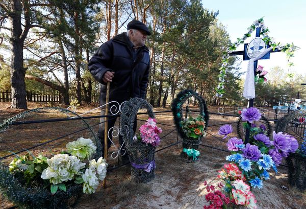 Иван Шаменок на могиле своего брата в зоне отчуждения Чернобыльской АЭС