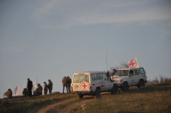 «Красный крест» на линии разграничения в Нагорном Карабахе, где ведется поиск тел погибших в столкновениях