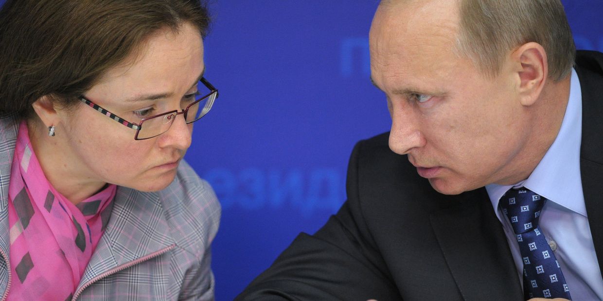 Президент России Владимир Путин и помощник президента Эльвира Набиуллина