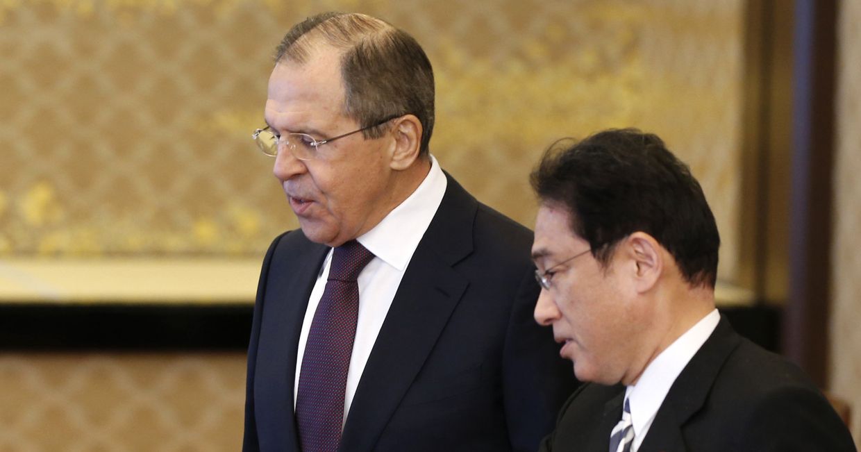 Министр иностранных дел России Сергей Лавров и министр иностранных дел Японии Фумио Кисида в Токио