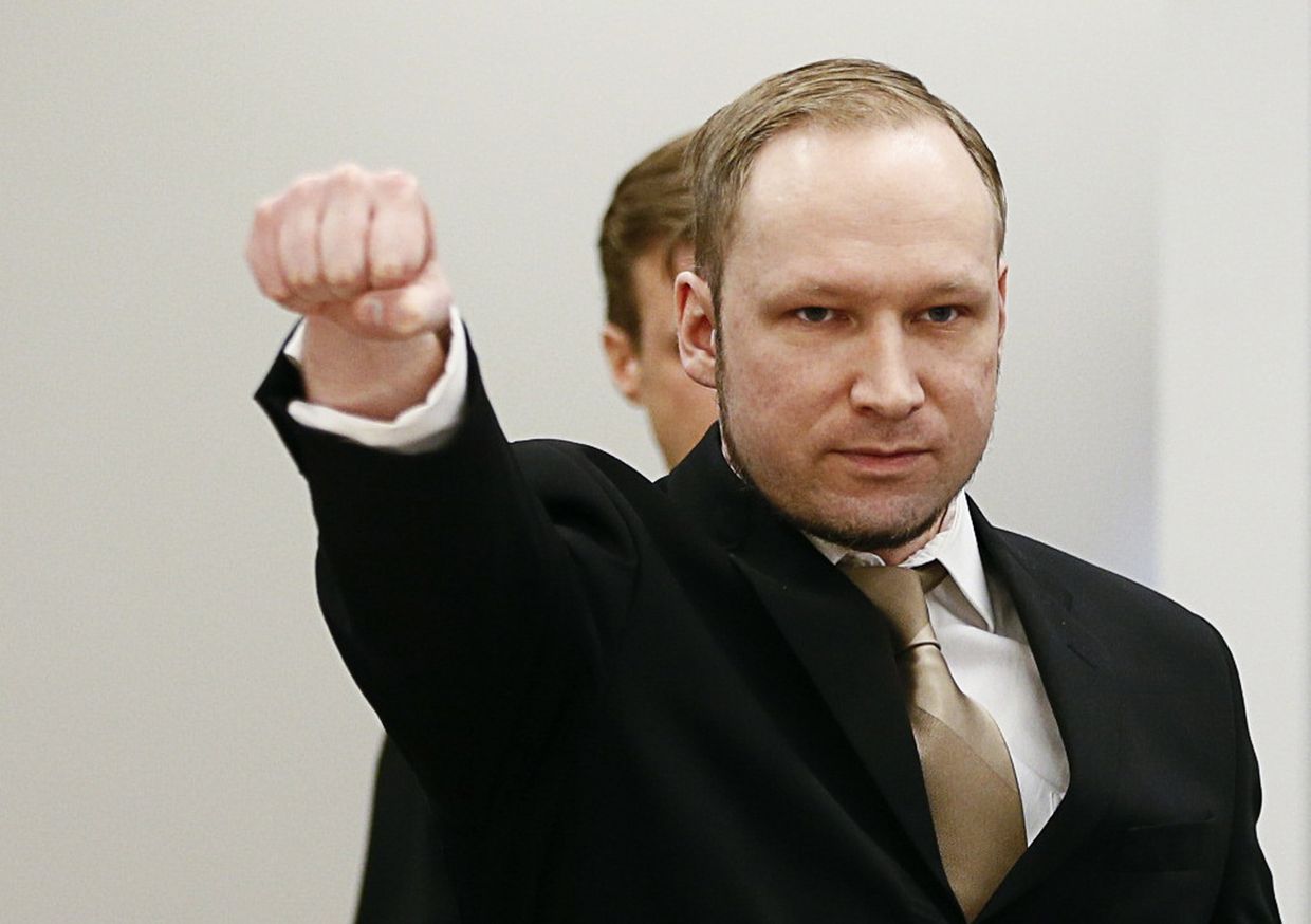 Норвежский убийца Андерс Беринг Брейвик в зале суда