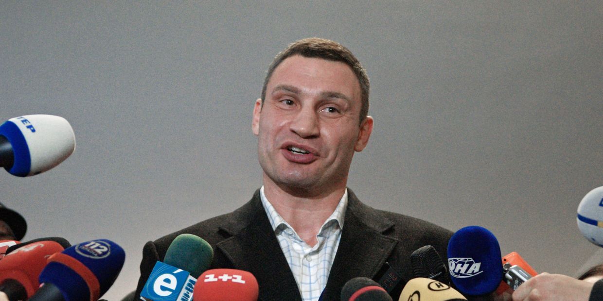 Лидер объединенной партии «Солидарность», мэр Киева Виталий Кличко общается с журналистами на избирательном участке в Киеве во время второго тура выборов в органы местного самоуправления