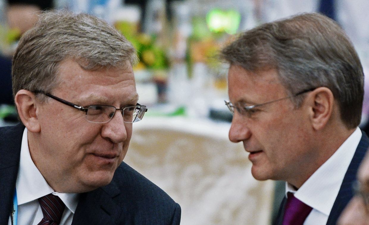 Президент, председатель правления Сбербанка России Герман Греф (справа) и декан факультета свободных искусств и наук Санкт-Петербургского государственного университета Алексей Кудрин во время делового завтрака Сбербанка в рамках ПМЭФ 2015