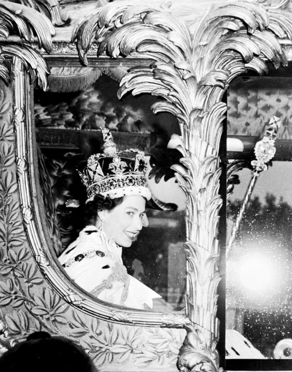 Королева Елизавета II во время торжественной коронации 2 июня 1953 года в Вестминстерском аббатстве в Лондоне