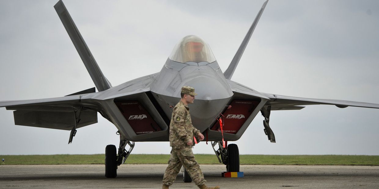 Два истребителя ВВС США F-22 «Раптор» прибыли на авиабазу «Михаил Когэлничану» в Румынии Два истребителя ВВС США F-22 «Раптор» прибыли на авиабазу «Михаил Когэлничану» в Румынии