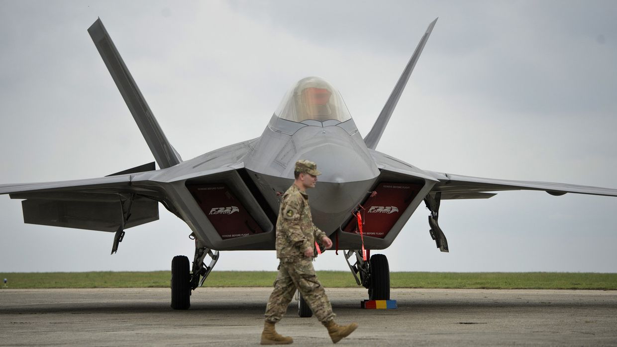 Два истребителя ВВС США F-22 «Раптор» прибыли на авиабазу «Михаил Когэлничану» в Румынии
