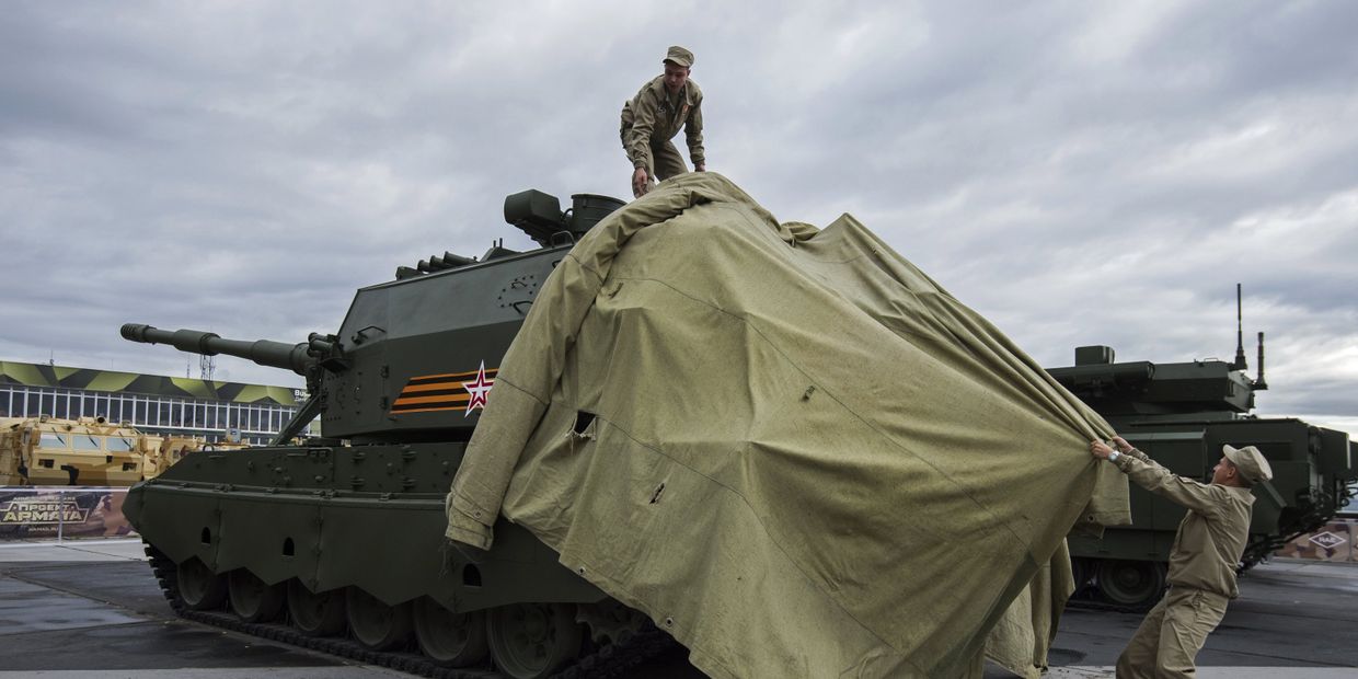 Сотрудники снимают тент с 152-миллиметровой самоходной артиллерийской установки «Коалиция-СВ»