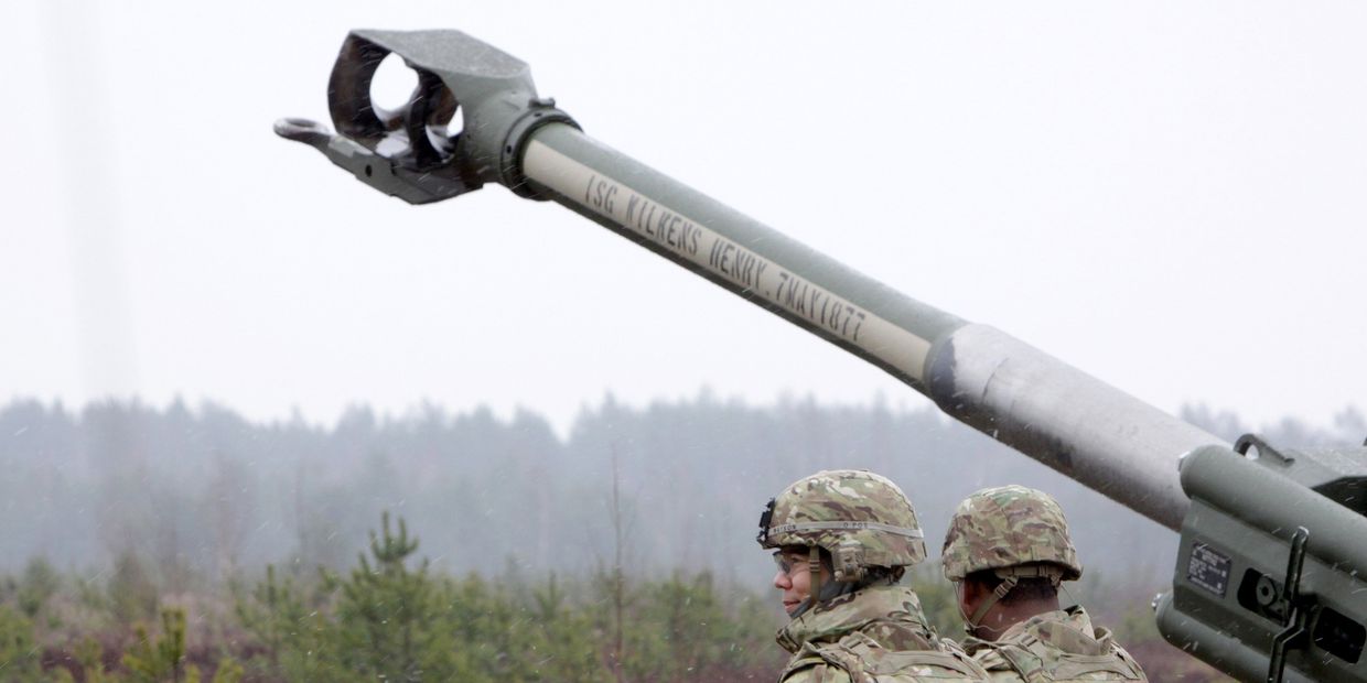 Военнослужащие блока НАТО возле гаубицы М-777 на военных учениях Operation Summer Shield на полигоне Адажи в Латвии