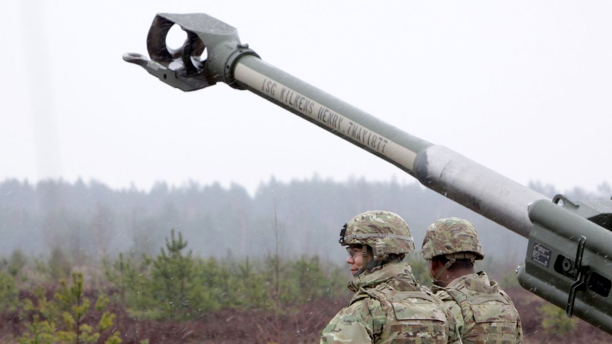 Военнослужащие блока НАТО возле гаубицы М-777 на военных учениях Operation Summer Shield на полигоне Адажи в Латвии