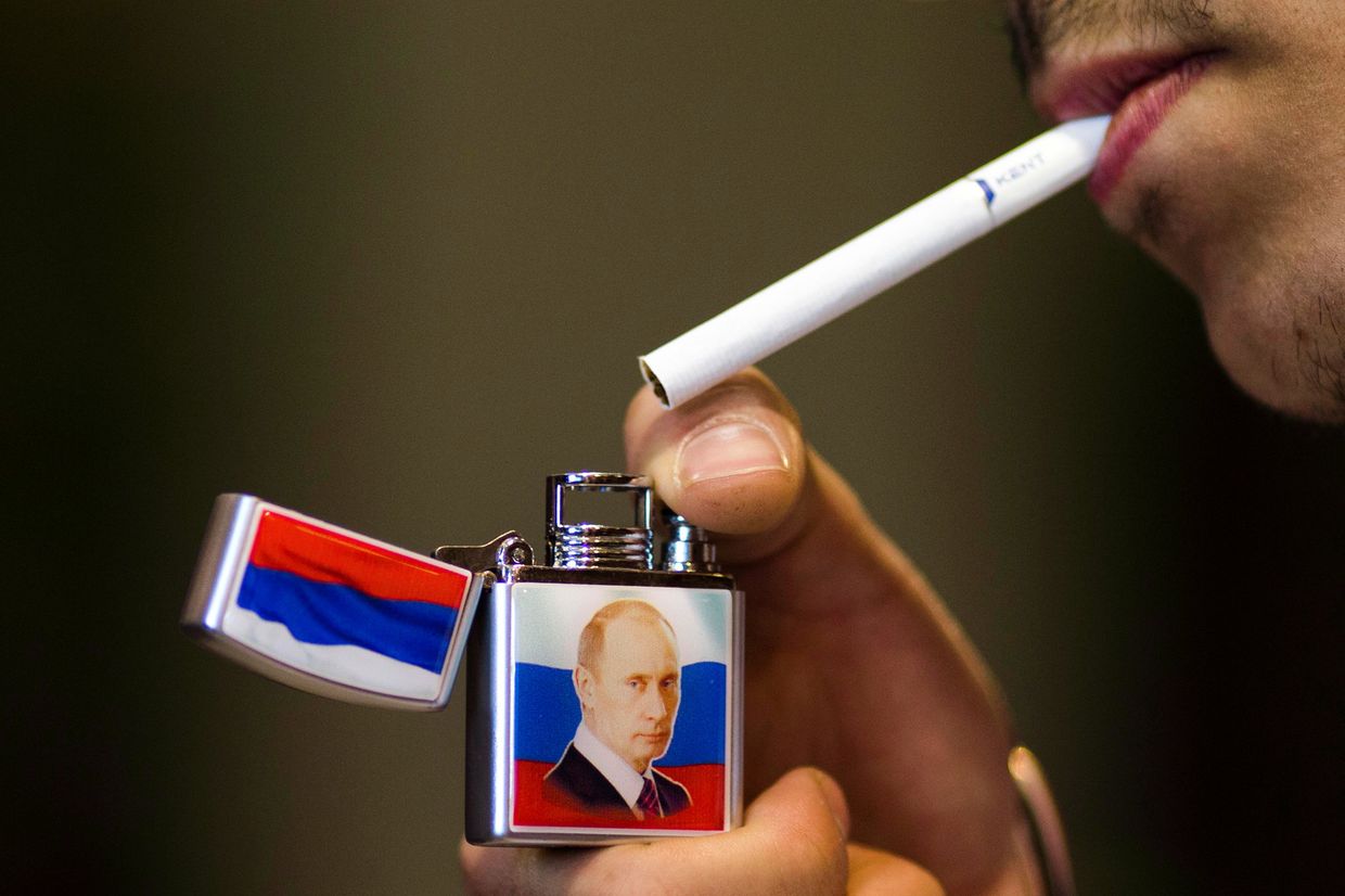 Зажигалка с изображением президента РФ Владимира Путина в магазине сувенирной продукции в Дамаске