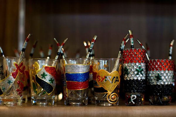 Стаканы, выполненные в цветах сирийского и российского государственных флагов