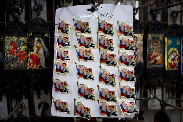 Значки с изображениями президента России Владимира Путина и президента Сирии Башара Асада