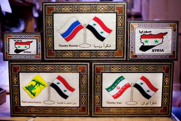 Традиционные деревянные сувенирные коробочки в сувенирном магазине