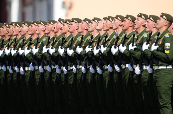 Военнослужащие парадных расчетов во время военного парада на Красной площади в честь 71-й годовщины Победы в Великой Отечественной войне 1941-1945 годов