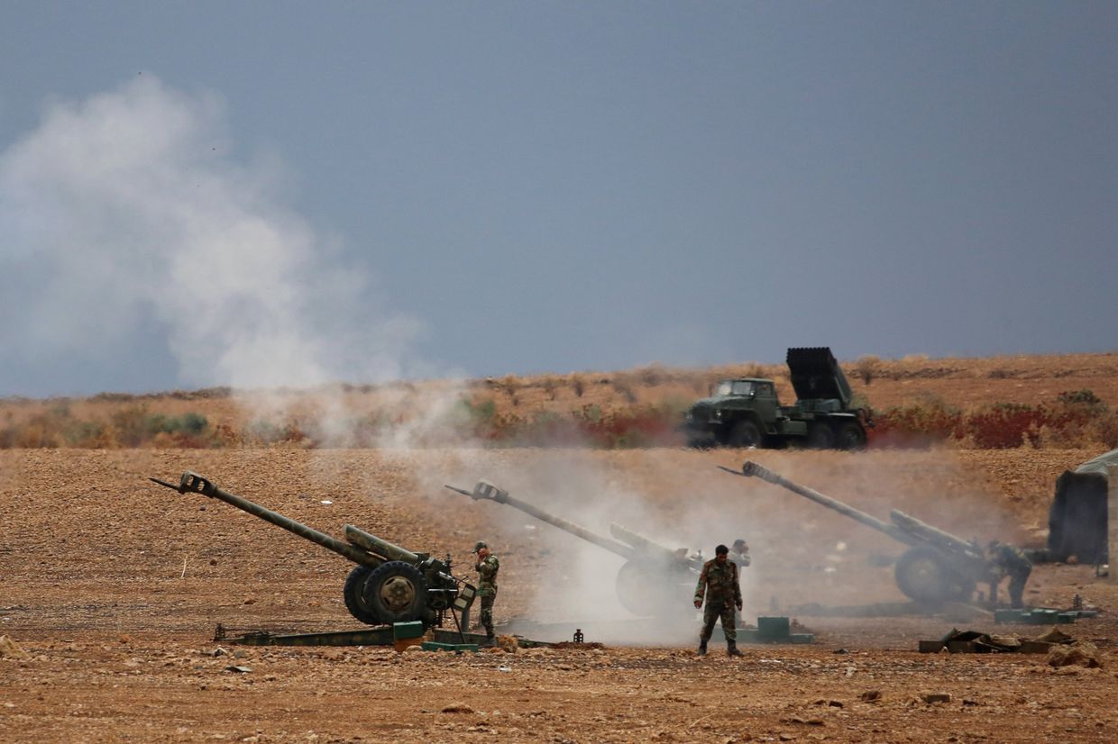Военнослужащие сирийской армии ведут артиллерийский обстрел позиций боевиков на севере сирийской провинции Хама
