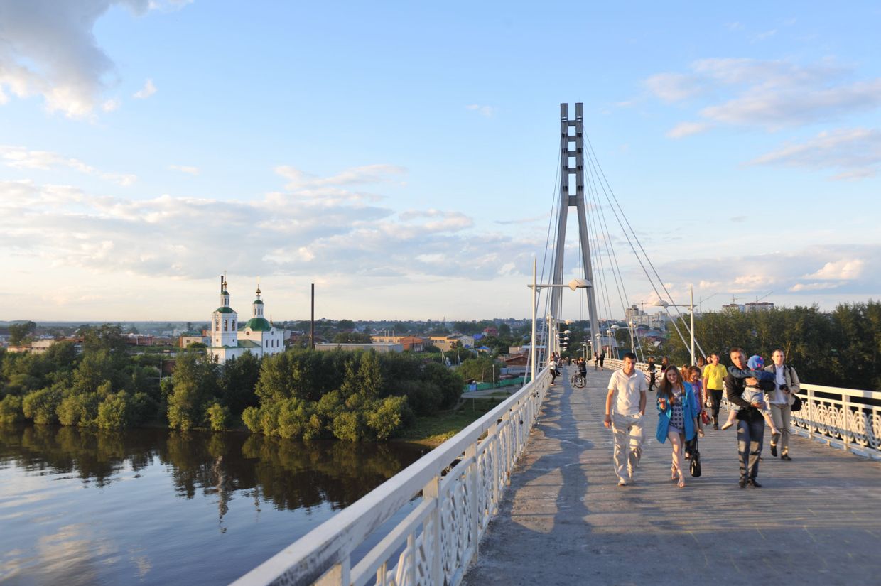 Пешеходный мост через реку Туру в Тюмени