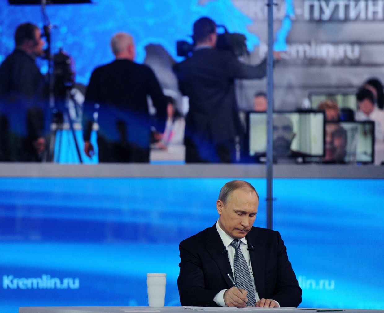Президент России Владимир Путин отвечает на вопросы россиян в студии Гостиного двора во время ежегодной специальной программы Прямая линия с Владимиром Путиным