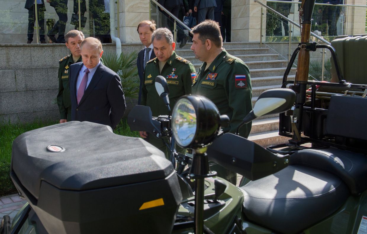 Президент РФ Владимир Путин провел совещание с военными в Сочи