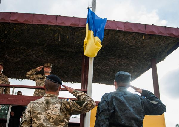 Солдаты Украинской армии и армии США во время церемонии закрытия учений Rapid Trident 2014