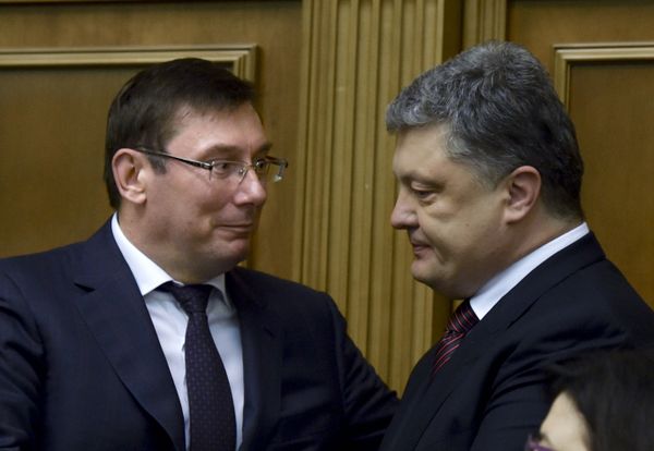 Бывший министр внутренних дел, глава фракции БПП Юрий Луценко (слева), назначенный новым генеральным прокурором Украины, и президент Украина Петр Порошенко на заседании Верховной рады Украины