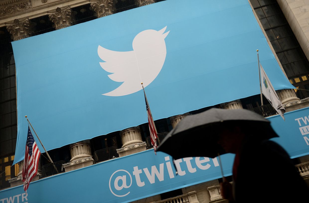 Баннер с логотипом Twitter на фасаде здания Нью-Йоркской фондовой биржи