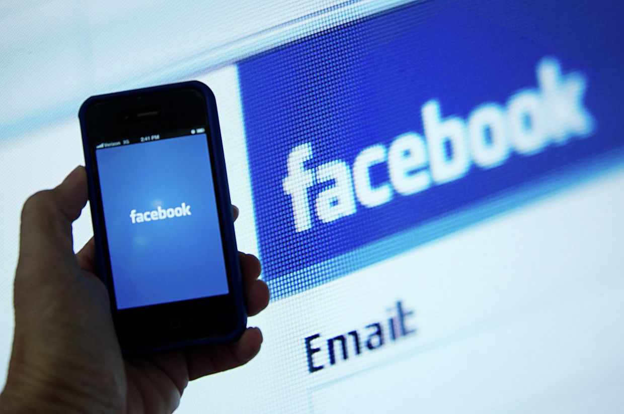 Экран телефона с приложением Facebook