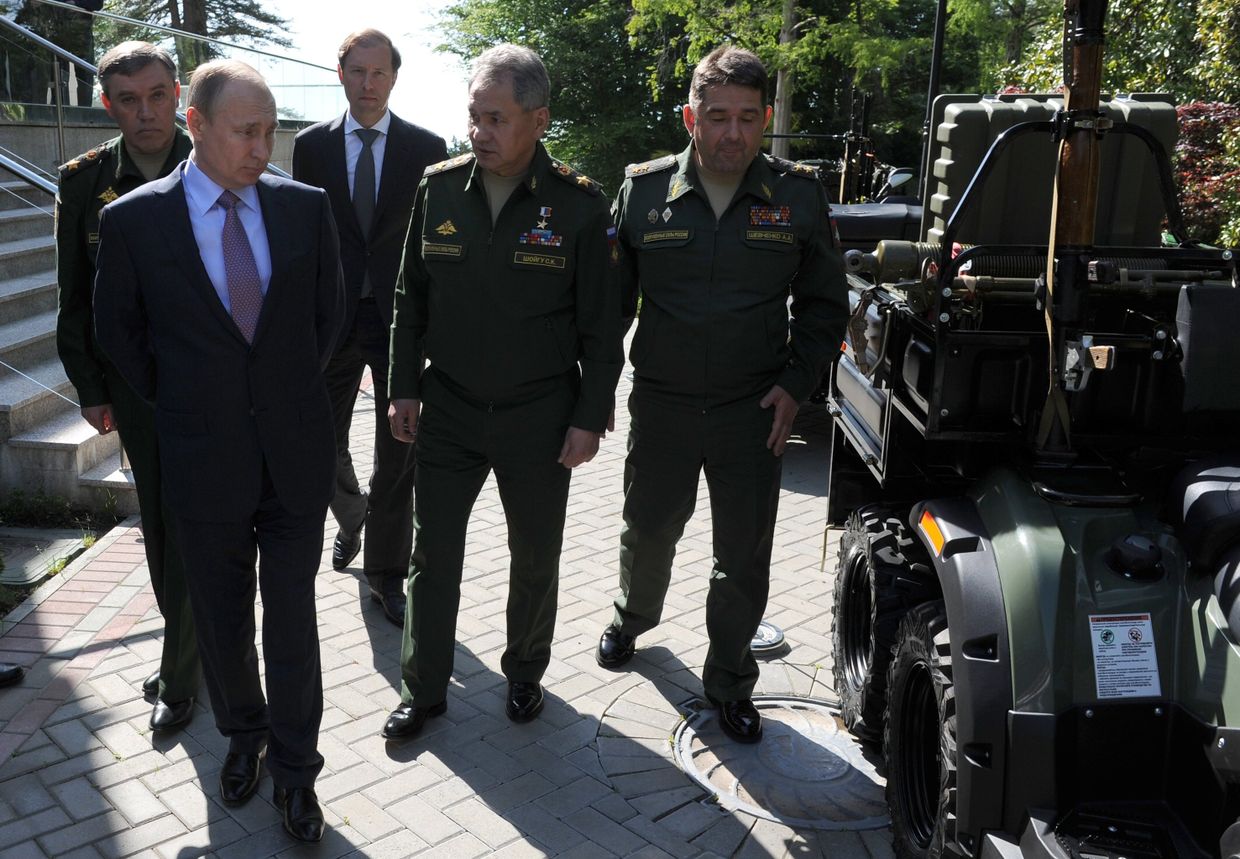 Президент России Владимир Путин и министр обороны РФ Сергей Шойгу во время осмотра военной техники после совещания с военачальниками и руководством предприятий ОПК в резиденции Бочаров ручей в Сочи