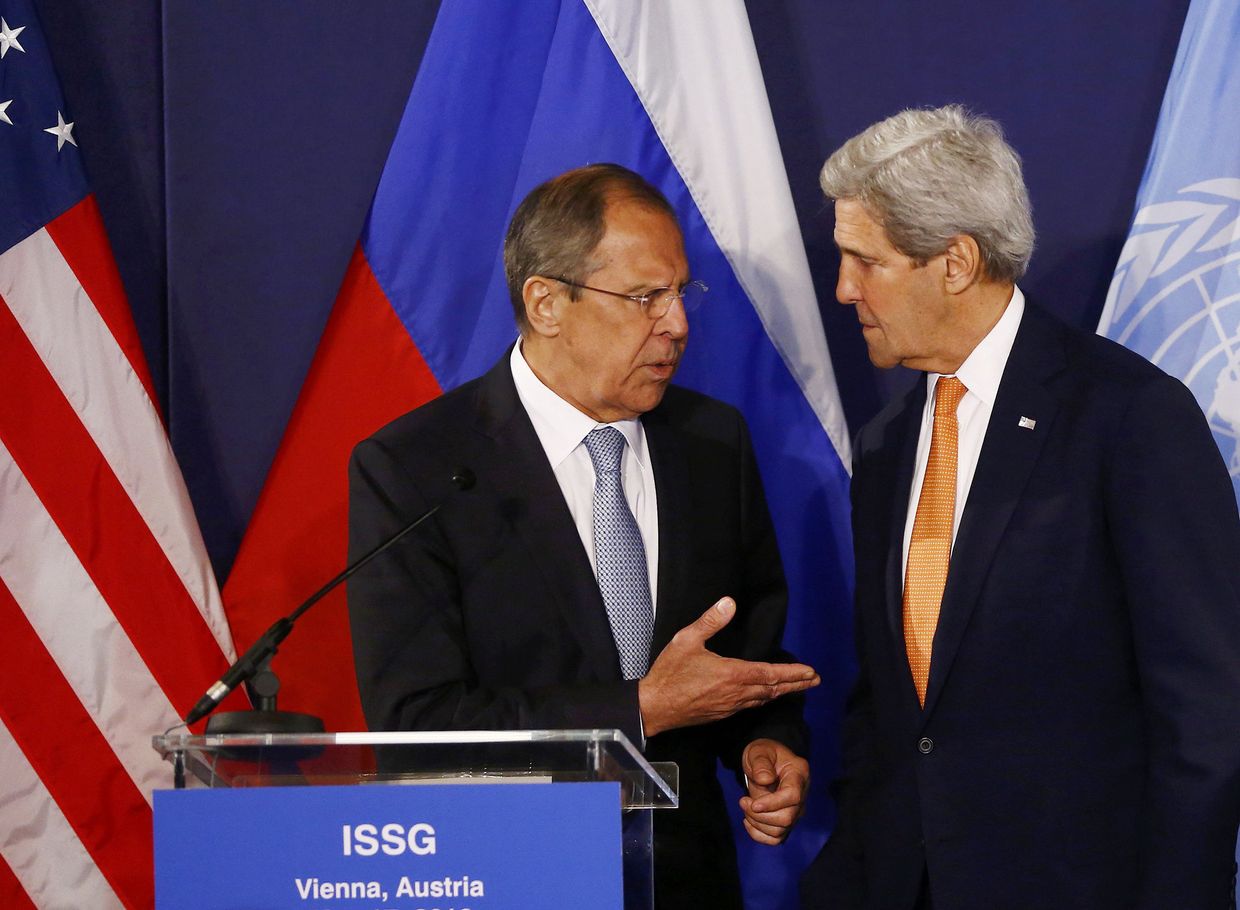 Глава МИД РФ Сергей Лавров и госсекретарь США Джон Керри во время переговоров по Сирии в Вене, Австрия