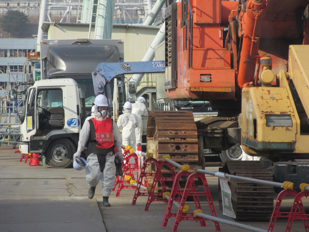 Ликвидаторы около 4 блока АЭС «Фукусима»