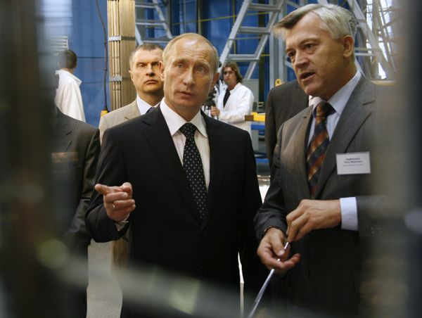 Владимир Путин и вице-президент ОАО «ТВЭЛ» Петр Лавренюк во время посещения одного из крупнейших в мире производителей ядерного топлива для АЭС Владимир Путин и вице-президент ОАО «ТВЭЛ» Петр Лавренюк во время посещения одного из крупнейших в мире производителей ядерного топлива для АЭС